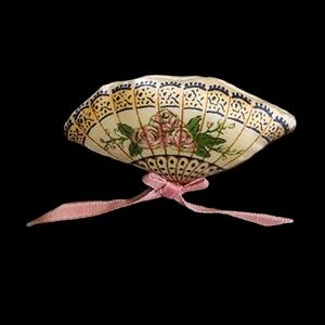 Vintage 1982 Avon floral  pillow sachet broach/pin